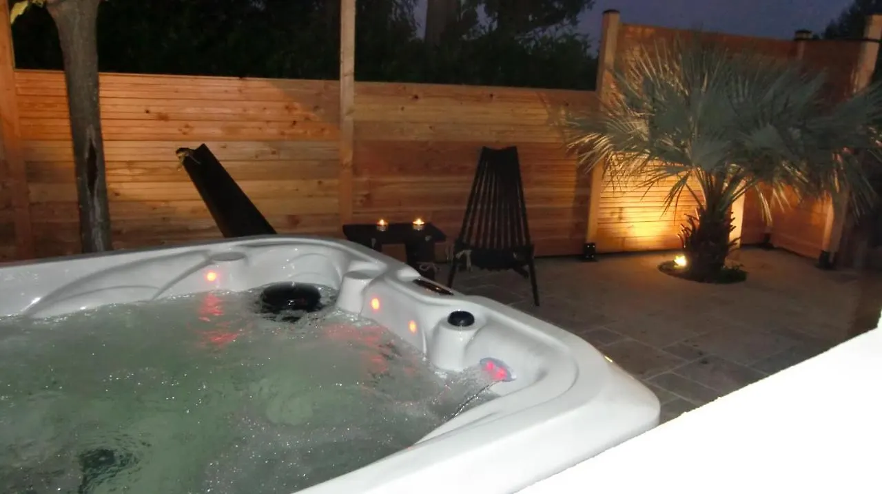 Casa Louise Suites And Spas Privatifs contacts